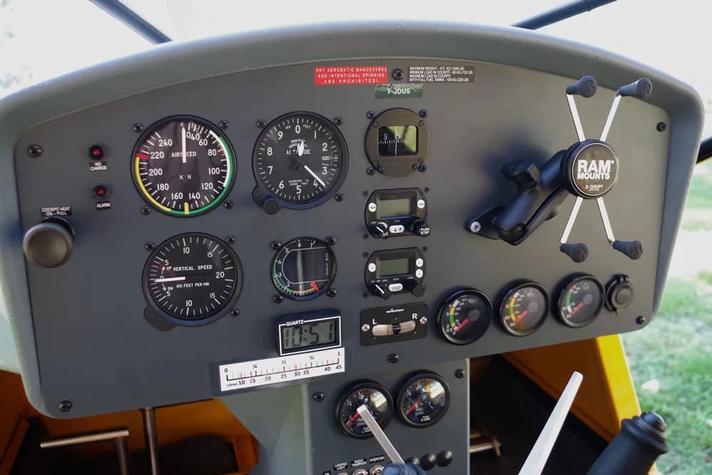Panel convencional de Aeroprakt A-22 con instrumentos de vuelo y motor de esfera, controles de radio y soporte para dispositivo