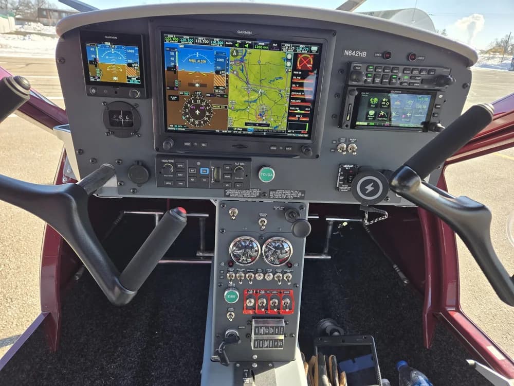 Panel Garmin G3X instalado en el Aeroprakt A-32 N642HB, con instrumento de vuelo G5, navegador y mandos dobles