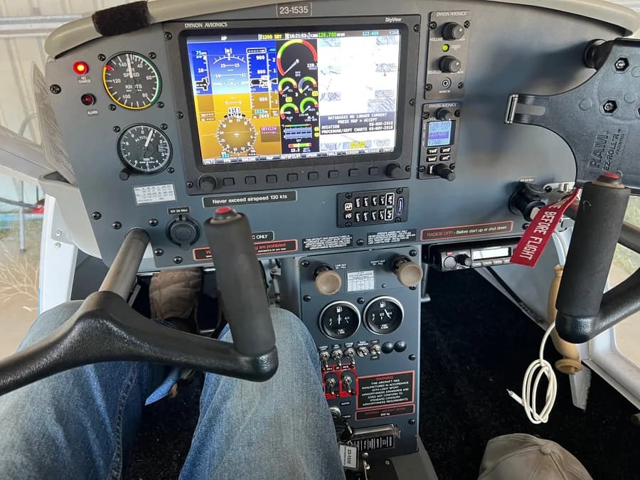 Panel Dynon SkyView en el Aeroprakt A-32 23-1535 con instrumentos de esfera de respaldo, controles de radio y mandos dobles